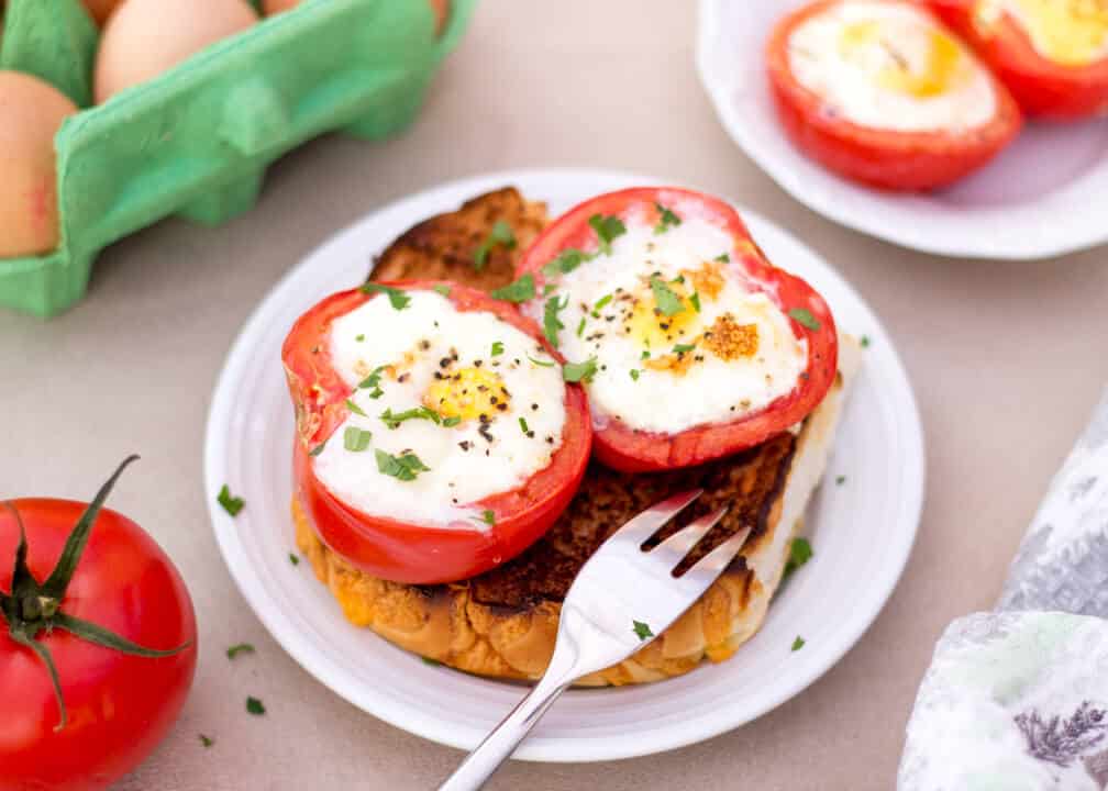 Baked Eggs in Tomatoes