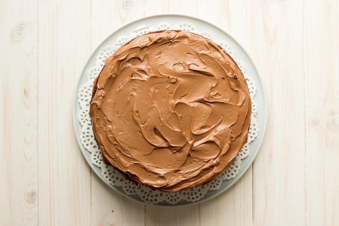 Easy chocolate cake recipe: A decorated chocolate cake on a plate