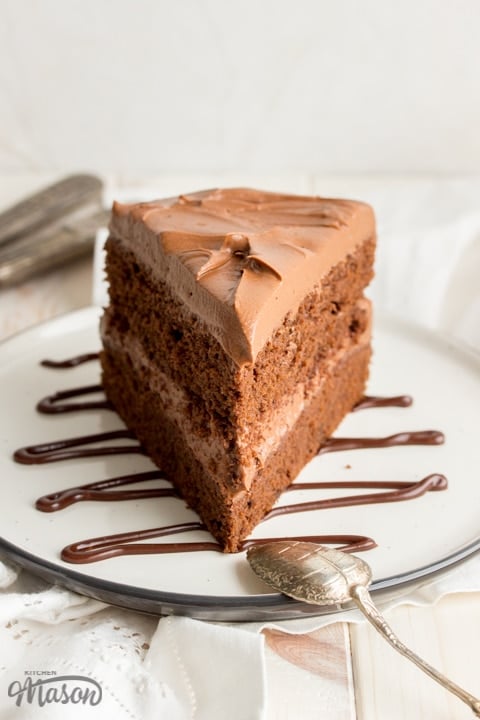 Easy chocolate cake recipe: Slice of chocolate cake on a plate with chocolate sauce