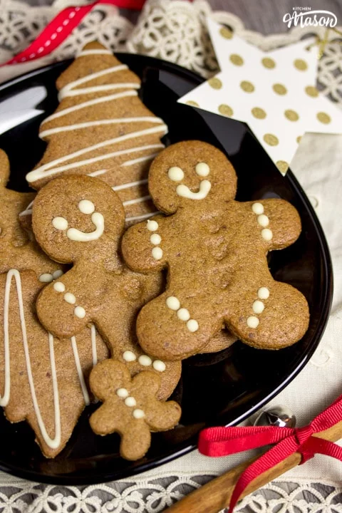 Easy gingerbread recipe: gingerbread men on a black plate