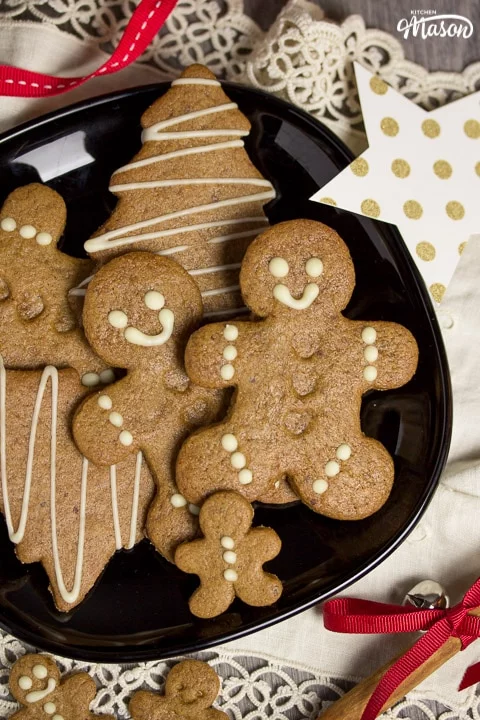 Easy gingerbread recipe: gingerbread men on a black plate