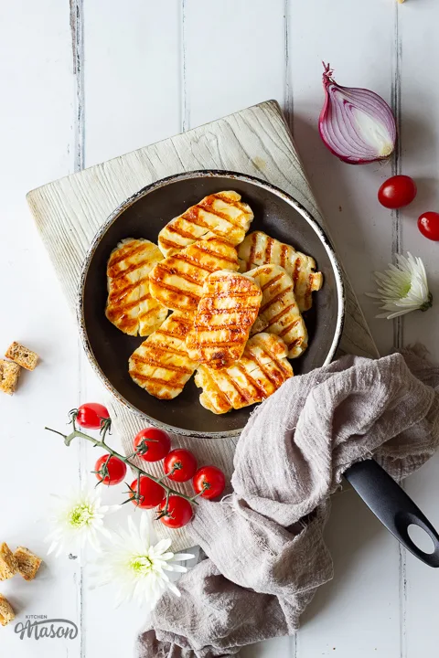 A small frying pan filled with grilled halloumi
