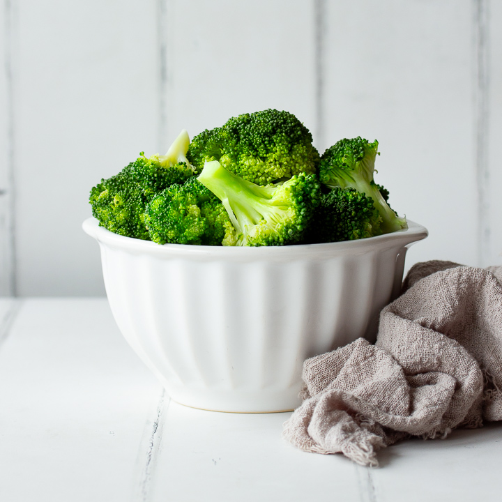 A bowl of steamed broccoli.