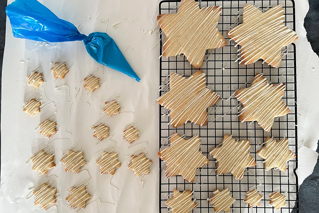 Cookies being zigzagged with white chocolate