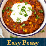 A bowl of chilli con carne and soured cream. A text overlay says "Easy peasy chilli con carne recipe".