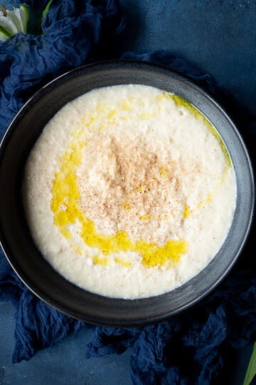 A bowl of bread sauce.