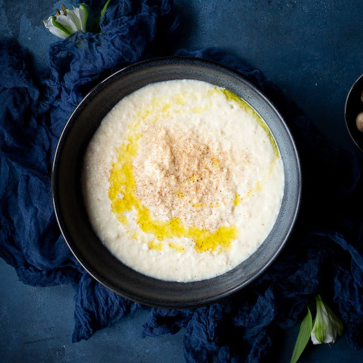 A bowl of bread sauce.