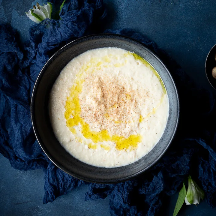 A bowl of bread sauce.