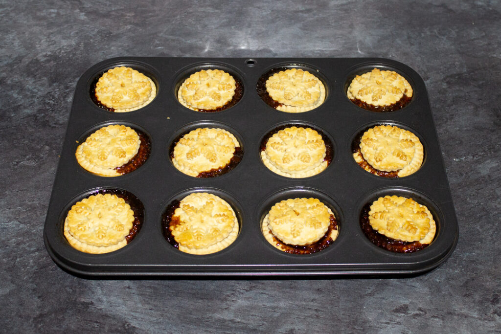 Baked shortcrust pastry mince pies in a pie tin.