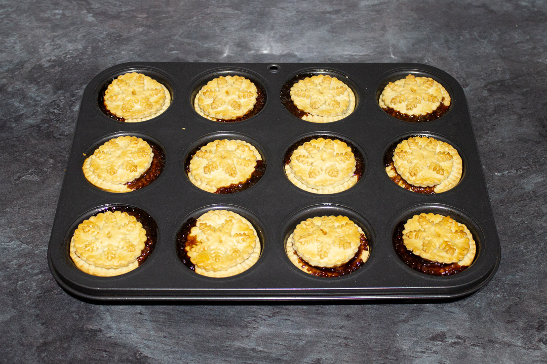 Baked shortcrust pastry mince pies in a pie tin.